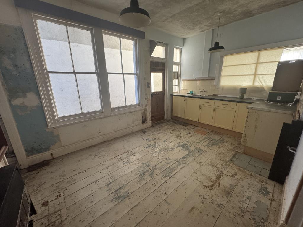 Lot: 165 - DETACHED HOUSE FOR IMPROVEMENT - Kitchen